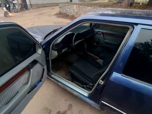 Синий Мерседес Е-Класс, объемом двигателя 2.8 л и пробегом 350 тыс. км за 2600 $, фото 8 на Automoto.ua