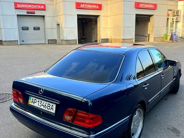Синий Мерседес Е-Класс, объемом двигателя 3.2 л и пробегом 300 тыс. км за 2900 $, фото 1 на Automoto.ua