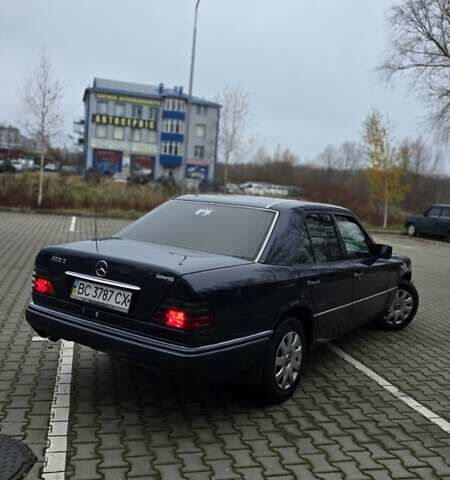 Синий Мерседес Е-Класс, объемом двигателя 2 л и пробегом 324 тыс. км за 2777 $, фото 4 на Automoto.ua