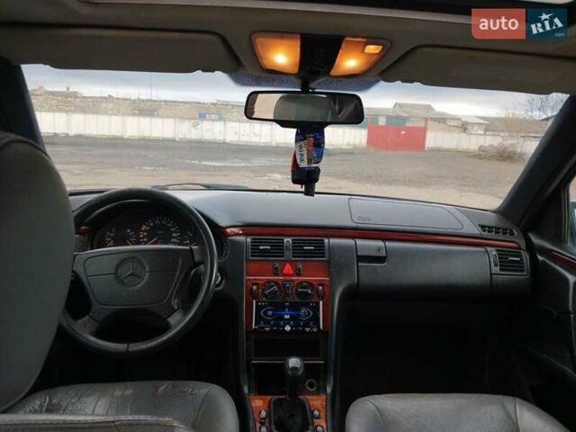 Синій Мерседес Е-Клас, об'ємом двигуна 2.2 л та пробігом 450 тис. км за 2700 $, фото 22 на Automoto.ua