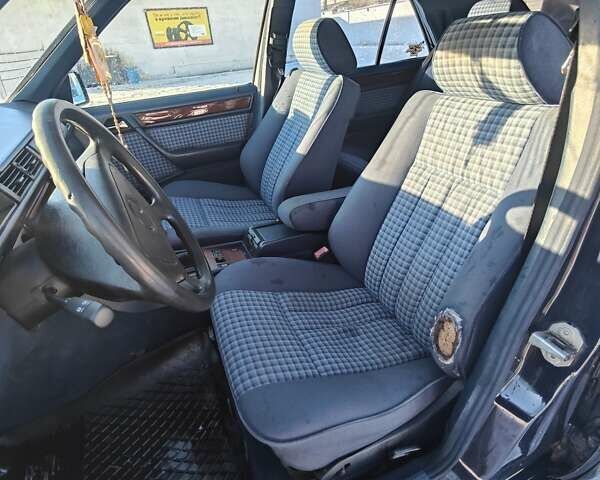 Синий Мерседес Е-Класс, объемом двигателя 2 л и пробегом 440 тыс. км за 2500 $, фото 5 на Automoto.ua