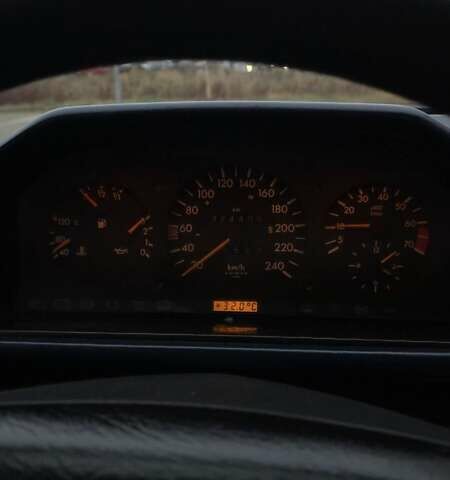 Синий Мерседес Е-Класс, объемом двигателя 2 л и пробегом 324 тыс. км за 2777 $, фото 30 на Automoto.ua