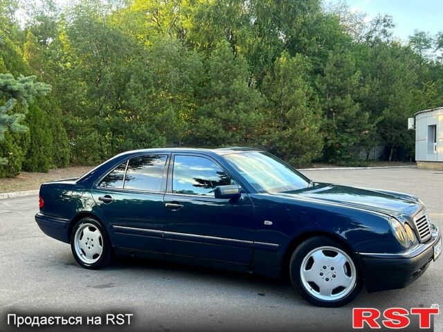 Синий Мерседес Е-Класс, объемом двигателя 3.2 л и пробегом 300 тыс. км за 2900 $, фото 2 на Automoto.ua