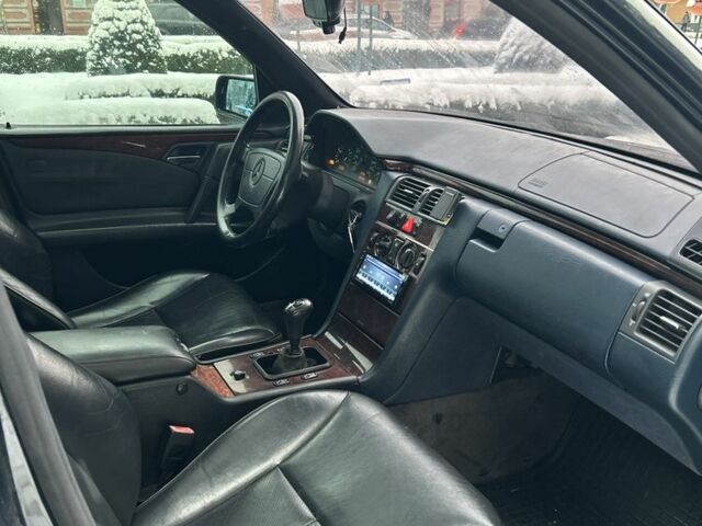 Синий Мерседес Е-Класс, объемом двигателя 0 л и пробегом 300 тыс. км за 2100 $, фото 8 на Automoto.ua