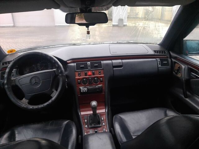 Синий Мерседес Е-Класс, объемом двигателя 0 л и пробегом 300 тыс. км за 2400 $, фото 2 на Automoto.ua