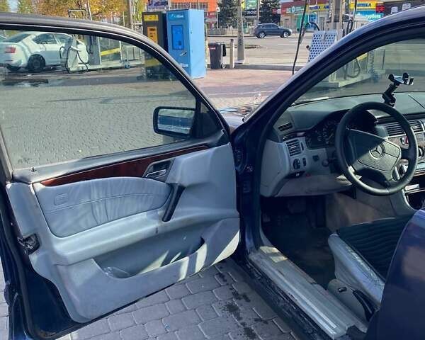 Синий Мерседес Е-Класс, объемом двигателя 2.3 л и пробегом 559 тыс. км за 2600 $, фото 9 на Automoto.ua