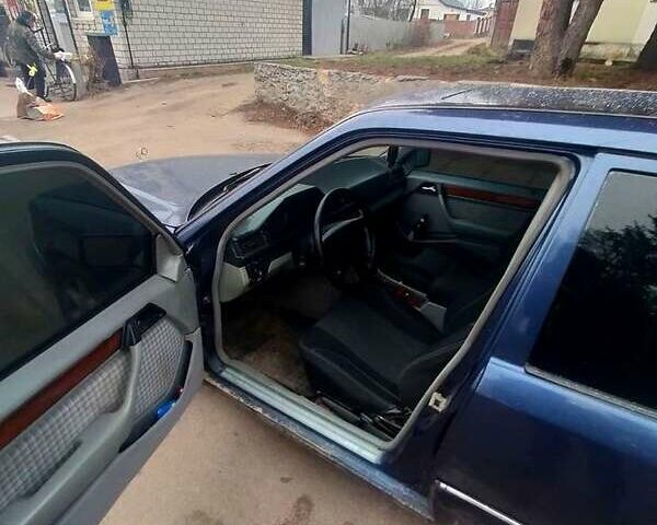 Синий Мерседес Е-Класс, объемом двигателя 2.8 л и пробегом 350 тыс. км за 2600 $, фото 7 на Automoto.ua