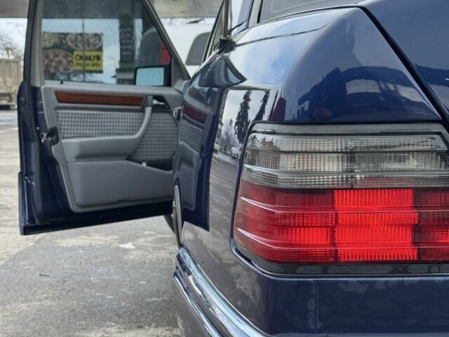 Синий Мерседес Е-Класс, объемом двигателя 2.2 л и пробегом 250 тыс. км за 5100 $, фото 2 на Automoto.ua