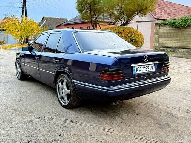 Синий Мерседес Е-Класс, объемом двигателя 2.8 л и пробегом 362 тыс. км за 4800 $, фото 3 на Automoto.ua