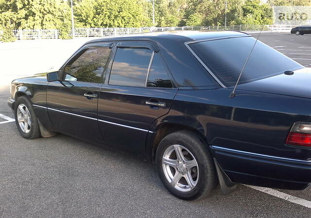 Синій Мерседес Е-Клас, об'ємом двигуна 3 л та пробігом 300 тис. км за 5500 $, фото 2 на Automoto.ua