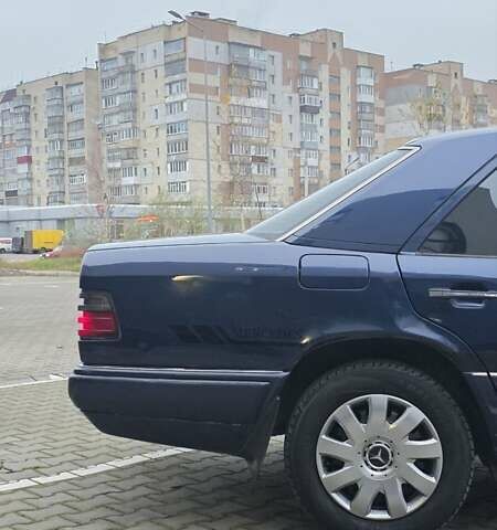 Синий Мерседес Е-Класс, объемом двигателя 2 л и пробегом 324 тыс. км за 2777 $, фото 34 на Automoto.ua