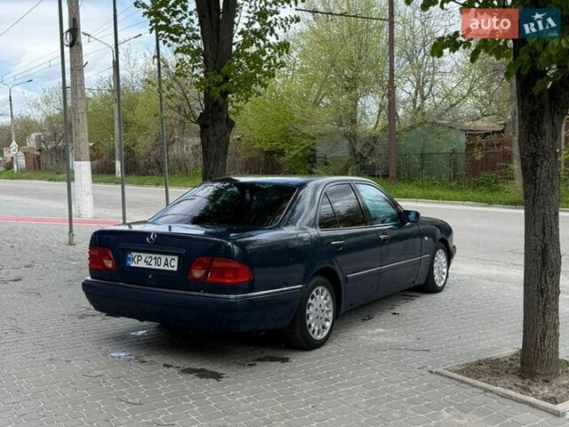 Синий Мерседес Е-Класс, объемом двигателя 3.2 л и пробегом 300 тыс. км за 1900 $, фото 5 на Automoto.ua