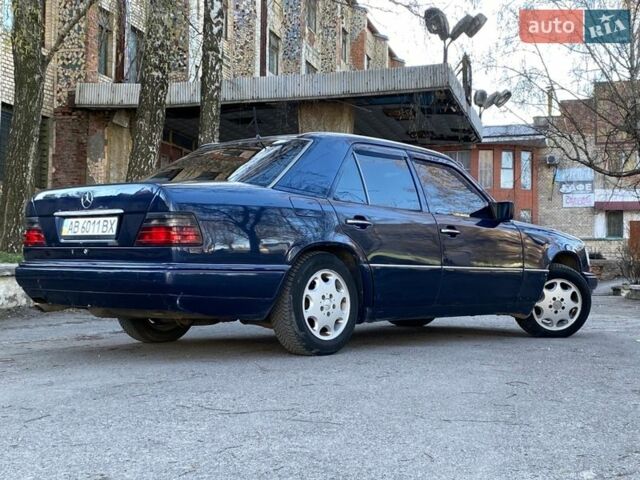 Синій Мерседес Е-Клас, об'ємом двигуна 2 л та пробігом 318 тис. км за 2500 $, фото 4 на Automoto.ua