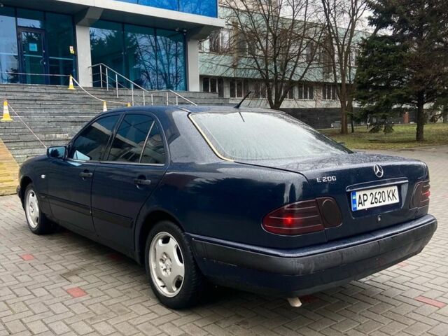 Синій Мерседес Е-Клас, об'ємом двигуна 2 л та пробігом 350 тис. км за 2000 $, фото 5 на Automoto.ua