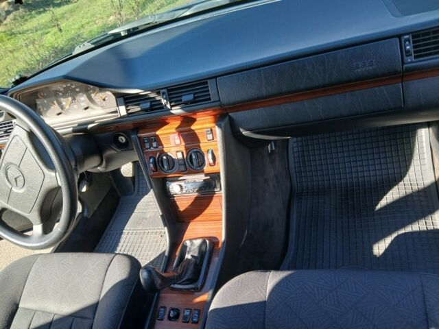 Синій Мерседес Е-Клас, об'ємом двигуна 2 л та пробігом 290 тис. км за 5000 $, фото 19 на Automoto.ua