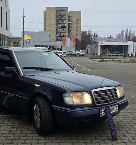 Синий Мерседес Е-Класс, объемом двигателя 2 л и пробегом 324 тыс. км за 2777 $, фото 21 на Automoto.ua