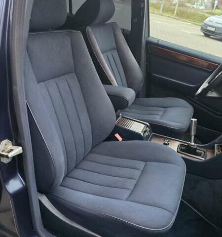 Синий Мерседес Е-Класс, объемом двигателя 2 л и пробегом 324 тыс. км за 2777 $, фото 18 на Automoto.ua