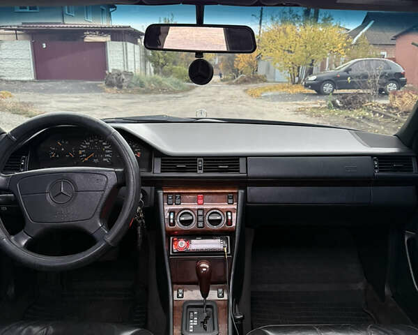 Синий Мерседес Е-Класс, объемом двигателя 3.2 л и пробегом 362 тыс. км за 4800 $, фото 9 на Automoto.ua