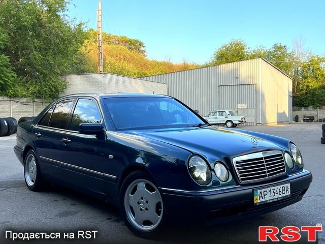 Синий Мерседес Е-Класс, объемом двигателя 3.2 л и пробегом 300 тыс. км за 2900 $, фото 3 на Automoto.ua