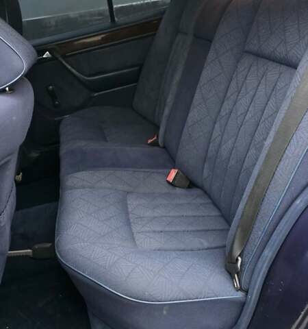 Синий Мерседес Е-Класс, объемом двигателя 2 л и пробегом 324 тыс. км за 2777 $, фото 13 на Automoto.ua