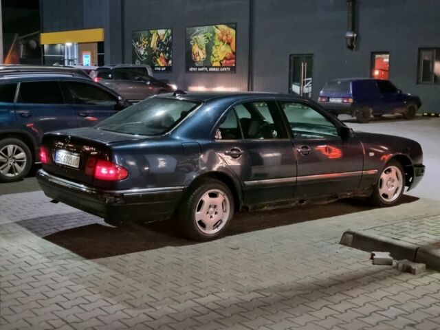 Синий Мерседес Е-Класс, объемом двигателя 2 л и пробегом 250 тыс. км за 1500 $, фото 3 на Automoto.ua