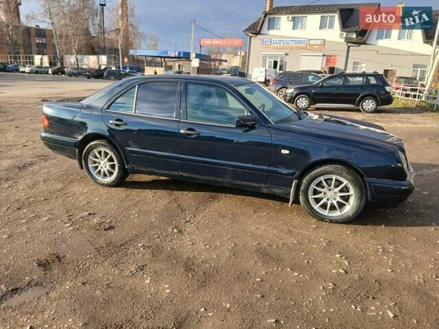 Синій Мерседес Е-Клас, об'ємом двигуна 2 л та пробігом 298 тис. км за 3100 $, фото 5 на Automoto.ua