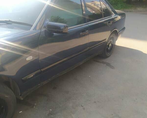 Синий Мерседес Е-Класс, объемом двигателя 2 л и пробегом 370 тыс. км за 1900 $, фото 8 на Automoto.ua