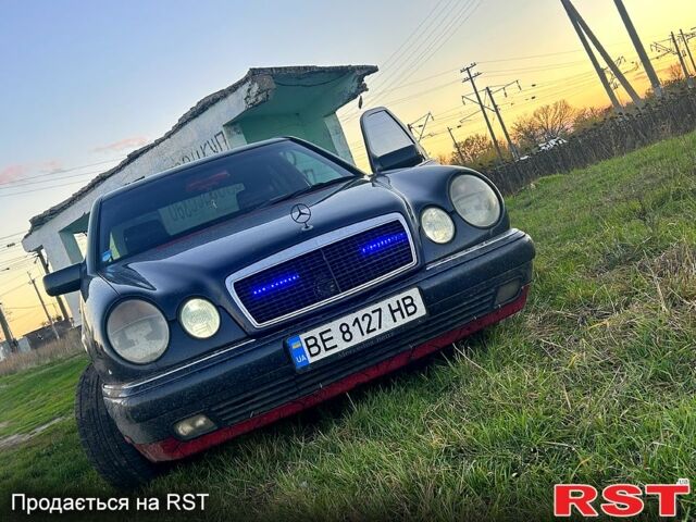 Синій Мерседес Е-Клас, об'ємом двигуна 3.2 л та пробігом 333 тис. км за 4300 $, фото 1 на Automoto.ua