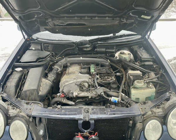 Синий Мерседес Е-Класс, объемом двигателя 2.3 л и пробегом 220 тыс. км за 3350 $, фото 7 на Automoto.ua