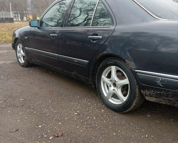 Синий Мерседес Е-Класс, объемом двигателя 3 л и пробегом 452 тыс. км за 1950 $, фото 4 на Automoto.ua