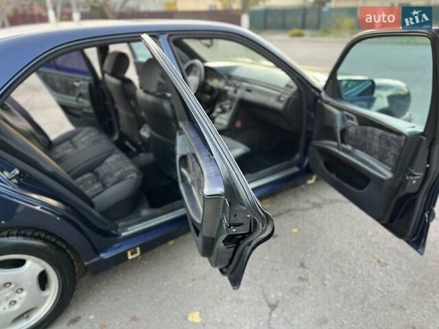 Синий Мерседес Е-Класс, объемом двигателя 2.8 л и пробегом 459 тыс. км за 1600 $, фото 6 на Automoto.ua