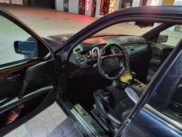 Синий Мерседес Е-Класс, объемом двигателя 2 л и пробегом 250 тыс. км за 1500 $, фото 4 на Automoto.ua