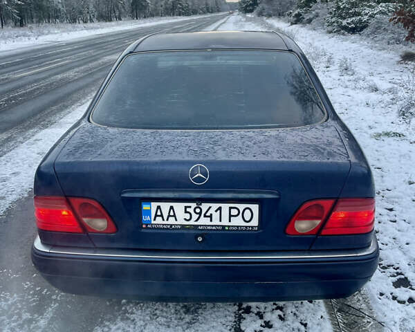 Синий Мерседес Е-Класс, объемом двигателя 2.3 л и пробегом 225 тыс. км за 3200 $, фото 3 на Automoto.ua