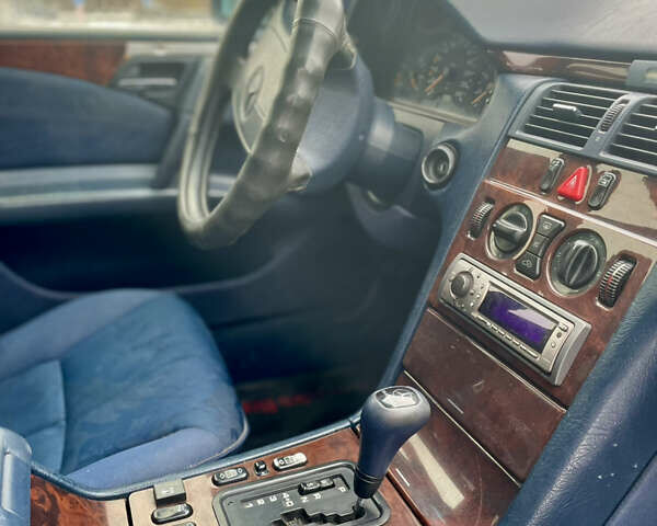 Синий Мерседес Е-Класс, объемом двигателя 2.3 л и пробегом 220 тыс. км за 3350 $, фото 10 на Automoto.ua