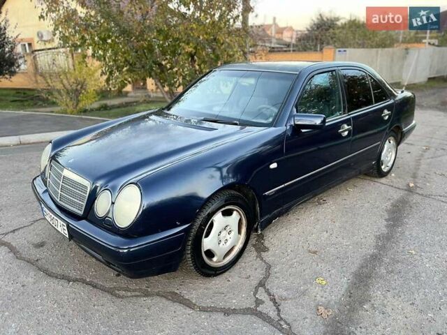 Синий Мерседес Е-Класс, объемом двигателя 2.8 л и пробегом 459 тыс. км за 1600 $, фото 5 на Automoto.ua