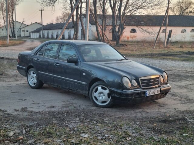 Синий Мерседес Е-Класс, объемом двигателя 2 л и пробегом 300 тыс. км за 1499 $, фото 1 на Automoto.ua