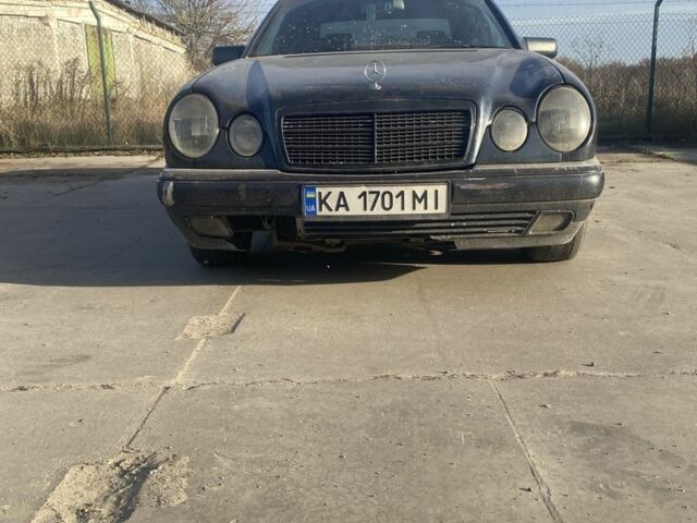 Синий Мерседес Е-Класс, объемом двигателя 2 л и пробегом 250 тыс. км за 2100 $, фото 1 на Automoto.ua