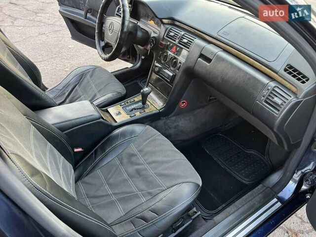 Синий Мерседес Е-Класс, объемом двигателя 2.8 л и пробегом 459 тыс. км за 1600 $, фото 2 на Automoto.ua