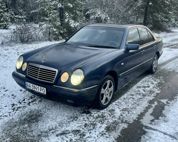Синий Мерседес Е-Класс, объемом двигателя 2.3 л и пробегом 225 тыс. км за 3200 $, фото 1 на Automoto.ua