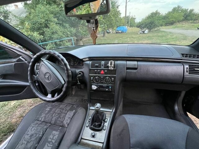 Синій Мерседес Е-Клас, об'ємом двигуна 2.9 л та пробігом 200 тис. км за 2800 $, фото 7 на Automoto.ua