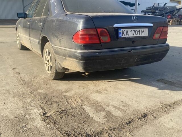 Синий Мерседес Е-Класс, объемом двигателя 2 л и пробегом 250 тыс. км за 2100 $, фото 4 на Automoto.ua