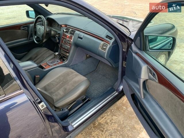 Синій Мерседес Е-Клас, об'ємом двигуна 2.3 л та пробігом 195 тис. км за 7800 $, фото 7 на Automoto.ua