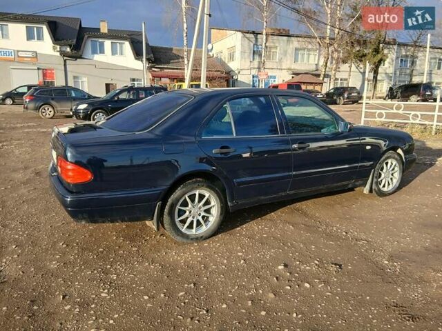 Синій Мерседес Е-Клас, об'ємом двигуна 2 л та пробігом 298 тис. км за 3100 $, фото 4 на Automoto.ua