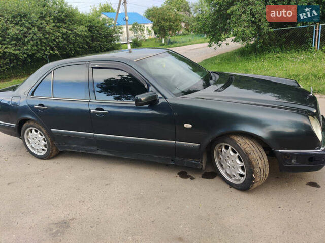 Синий Мерседес Е-Класс, объемом двигателя 2.2 л и пробегом 350 тыс. км за 2206 $, фото 1 на Automoto.ua