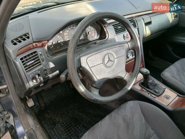 Синій Мерседес Е-Клас, об'ємом двигуна 2 л та пробігом 298 тис. км за 3100 $, фото 11 на Automoto.ua