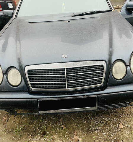 Синий Мерседес Е-Класс, объемом двигателя 2.8 л и пробегом 33 тыс. км за 1800 $, фото 1 на Automoto.ua