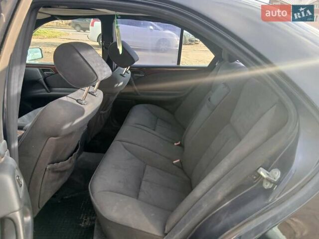 Синій Мерседес Е-Клас, об'ємом двигуна 2 л та пробігом 298 тис. км за 3100 $, фото 14 на Automoto.ua