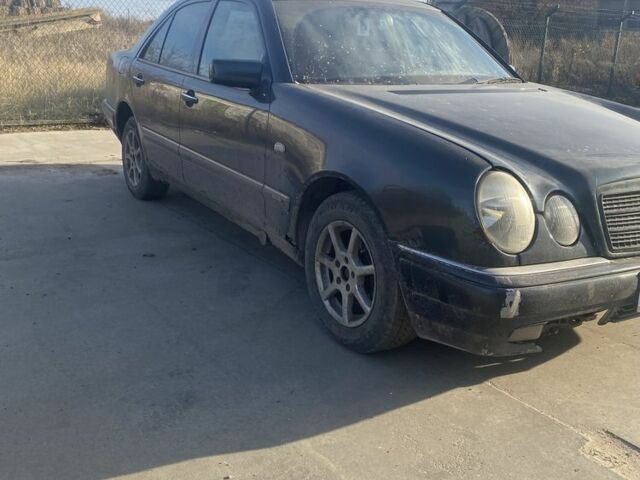 Синий Мерседес Е-Класс, объемом двигателя 2 л и пробегом 250 тыс. км за 2100 $, фото 2 на Automoto.ua