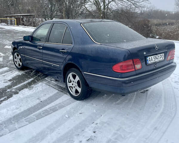 Синий Мерседес Е-Класс, объемом двигателя 2.3 л и пробегом 220 тыс. км за 3350 $, фото 5 на Automoto.ua