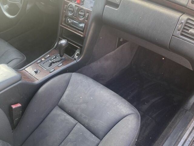 Синий Мерседес Е-Класс, объемом двигателя 2 л и пробегом 250 тыс. км за 2100 $, фото 9 на Automoto.ua